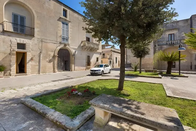Piazzetta con verde Palazzo del Principe Muro Leccese